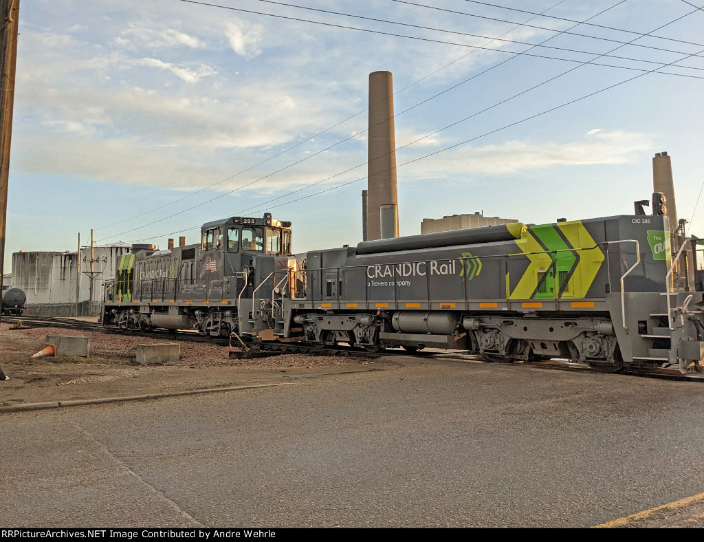 Grab shot of one of CRANDIC's RECLO slug sets southbound light power across Waconia Ave. SW